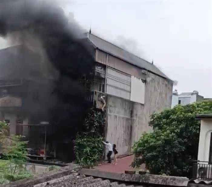 Cháy nhà trọ ở Hà Nội, 9 người thoát nạn