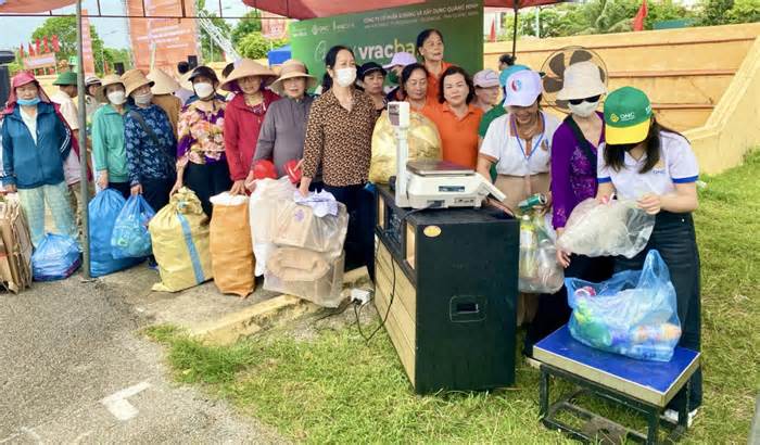 Người dân Quảng Ninh háo hức đổi pin lấy hạt giống, gửi rác rút tiền