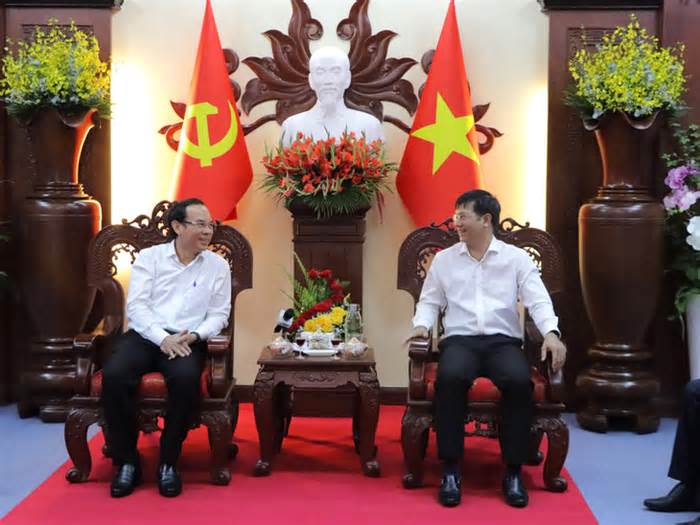 Đoàn đại biểu TP.HCM thăm chúc tết tỉnh ủy Tây Ninh, tặng quà tết hộ nghèo