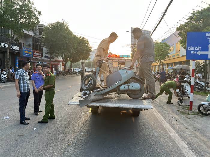 Ô tô đâm liên hoàn xe máy ở Hải Dương, 4 người nhập viện