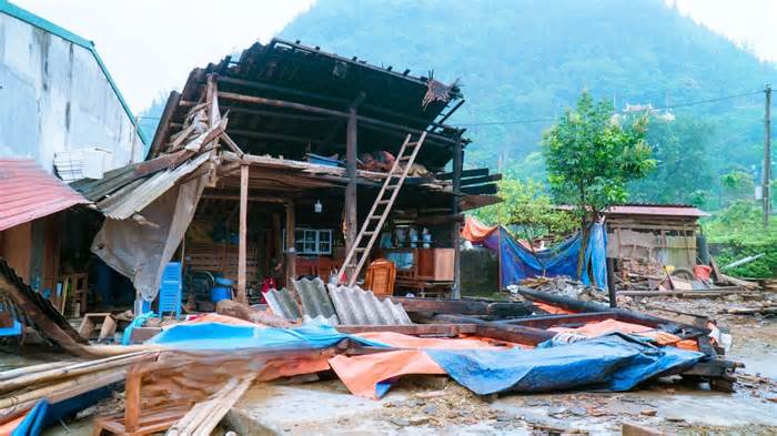 Dông lốc gây hư hại nhà ở và hoa màu tại huyện nghèo ở Lào Cai