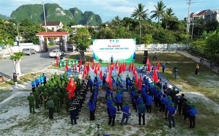 Tuổi trẻ Nghệ An dầm mình dưới nước nạo vét, làm sạch khe suối