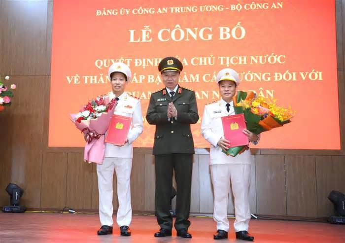 Hai thứ trưởng Bộ Công an Lê Văn Tuyến, Nguyễn Văn Long được thăng quân hàm trung tướng