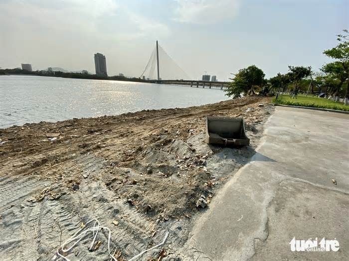 Xà bần đổ lấn sông Hàn gần cầu Trần Thị Lý Đà Nẵng