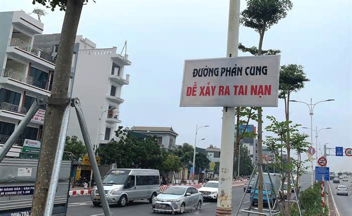 Tháo dỡ biển cảnh báo tai nạn trái phép trên cầu Vĩnh Tuy (Hà Nội)