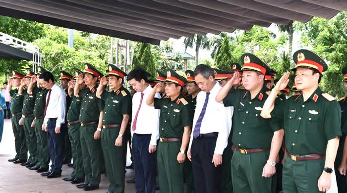 Đoàn đại biểu Quân ủy Trung ương tri ân các Anh hùng liệt sĩ tại Quảng Trị