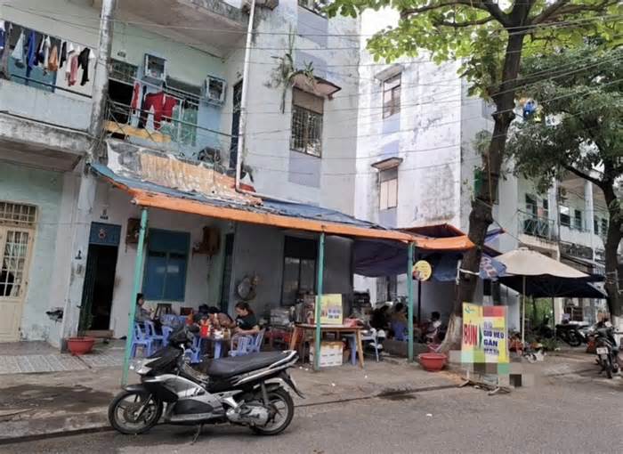 Cơi nới, lấn chiếm vỉa hè để buôn bán diễn ra tràn lan tại chung cư Đà Nẵng