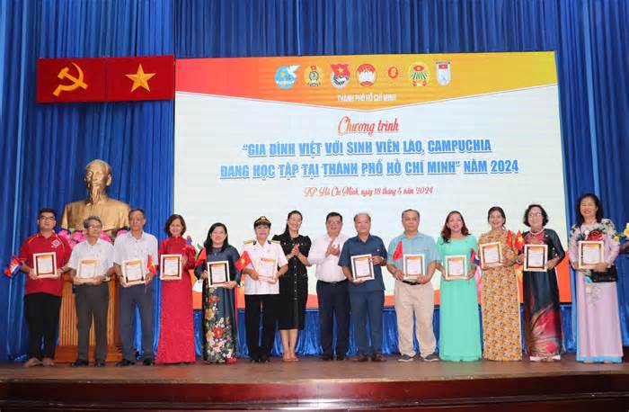 96 gia đình Việt đỡ đầu 162 sinh viên Lào, Campuchia