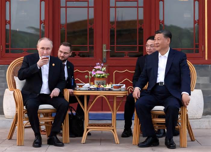 Ông Tập và ông Putin thưởng trà ở Trung Nam Hải