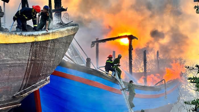 Mất 3 giờ mới dập tắt được đám cháy tại ụ sửa ghe tàu, 11 ghe bị thiệt hại