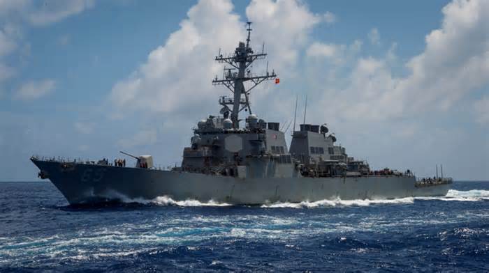 Tư lệnh hải quân Mỹ nói Trung Quốc phải bị thách thức ở Biển Đông