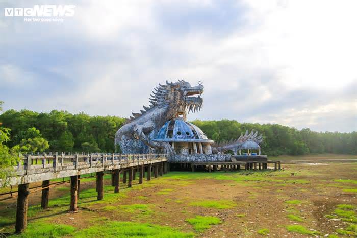 Loạt tượng điêu khắc bị bỏ quên trong công viên kinh dị nổi tiếng thế giới ở Huế