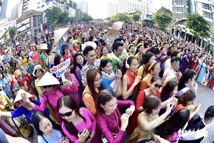 3.000 văn nghệ sĩ và người dân diễu hành áo dài