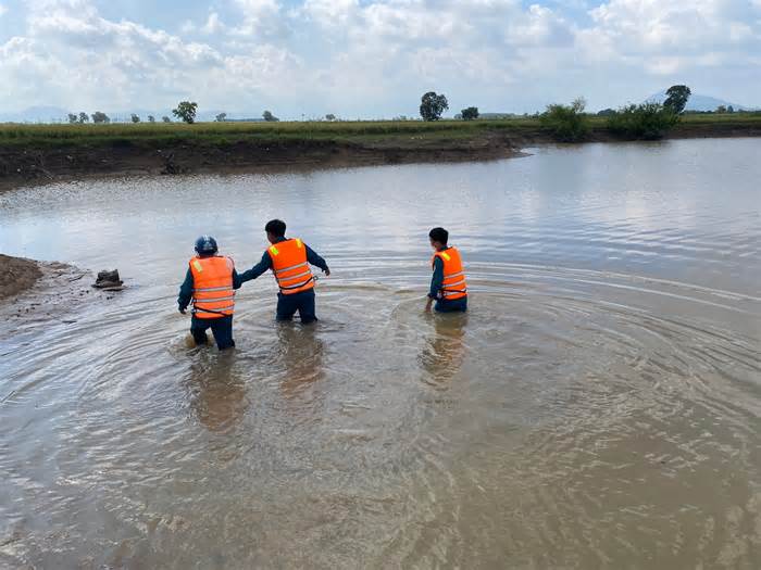 Người đàn ông đi chích cá bằng bình kích điện, nghi bị điện giật tử vong