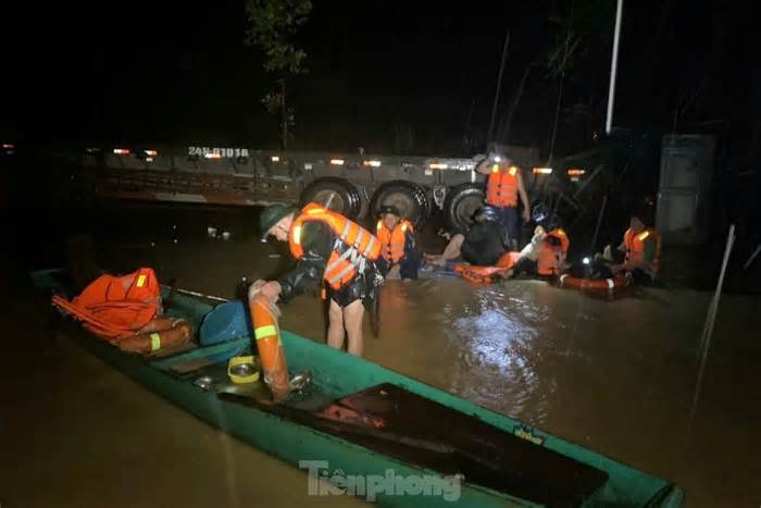 Xuyên đêm giải cứu người dân thoát lũ dữ ở Lào Cai