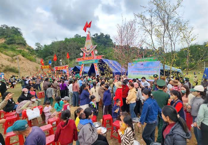 Rộn ràng 'Xuân biên phòng - Ấm lòng dân bản' ở xã biên giới Đà Nẵng