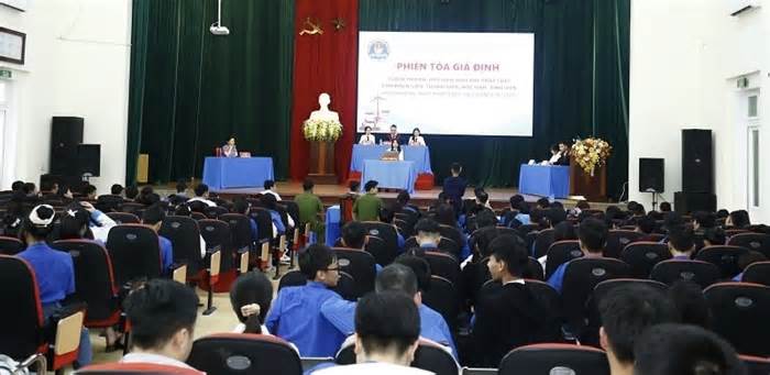 Phiên tòa giả định phòng chống bạo lực học đường cho học sinh, sinh viên