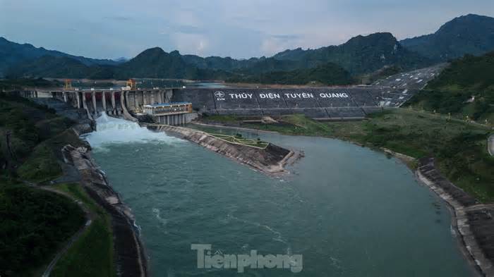 Cận cảnh dòng nước cuồn cuộn từ nhà máy Thủy điện Tuyên Quang xả lũ