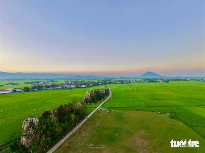 Gành đá như 'sống lưng rồng' giữa cánh đồng lúa Phú Yên hút du khách