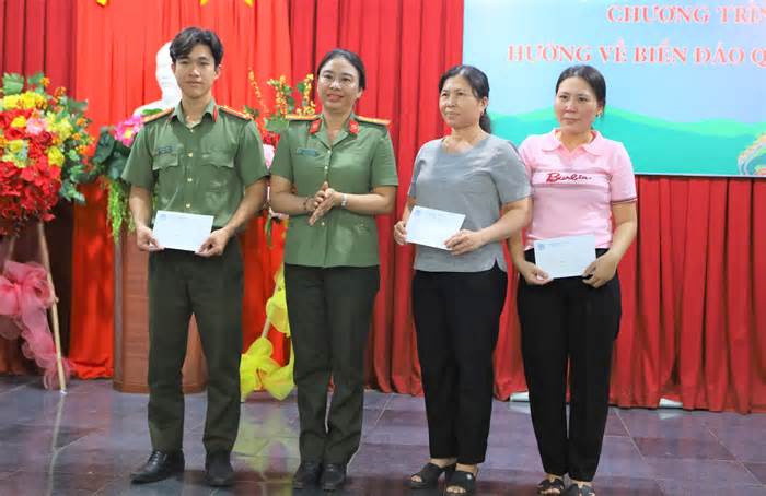 Công đoàn Công an Bình Thuận tặng quà các đoàn viên khó khăn ở đảo Phú Quý
