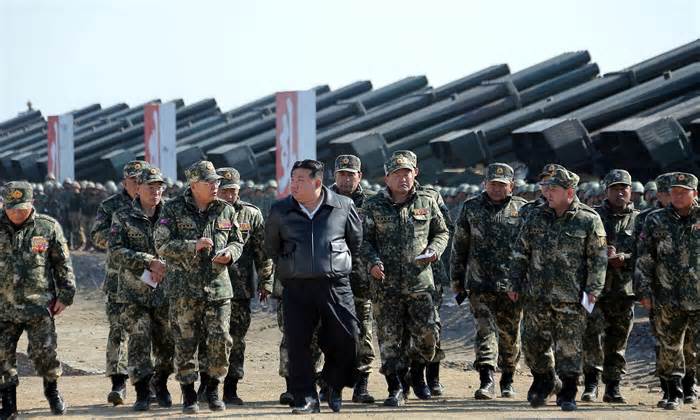 Ông Kim Jong-un giám sát tập trận pháo binh