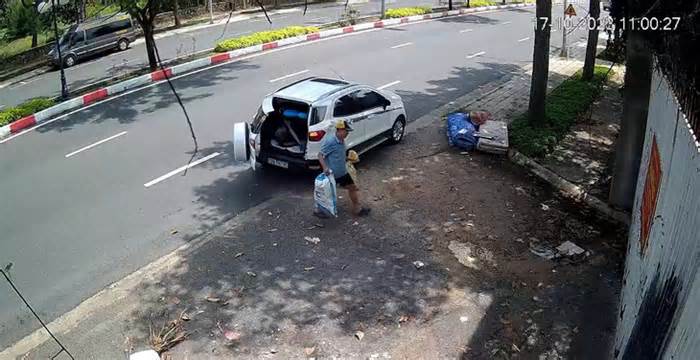 Dùng xe hơi chở đi xả rác bừa bãi