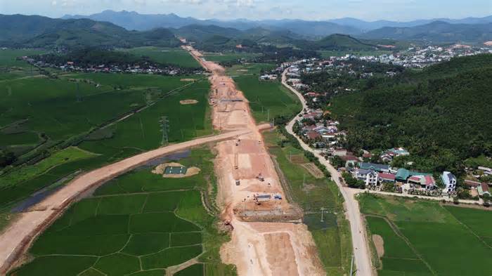 Dự án cao tốc Bắc - Nam qua Bình Định bị rừng cản bước
