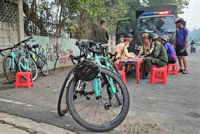 Cảnh sát Bình Dương lập chốt xử lý nhiều người đi xe đạp thể dục tạt đầu ô tô