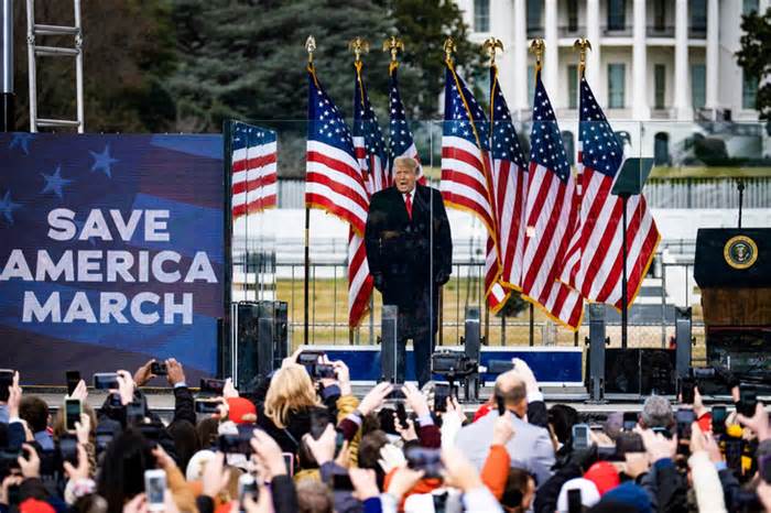 Tòa án Tối cao Mỹ trao ông Trump 'kim bài miễn tử'