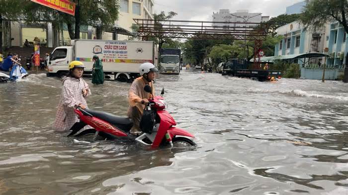 Mưa hơn 221mm đúng lúc triều cường, Bạc Liêu chìm trong biển nước