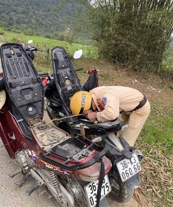 Chiến sỹ CSGT hút chuyển xăng cho xe gặp sự cố trên đường ở miền núi Thanh Hóa