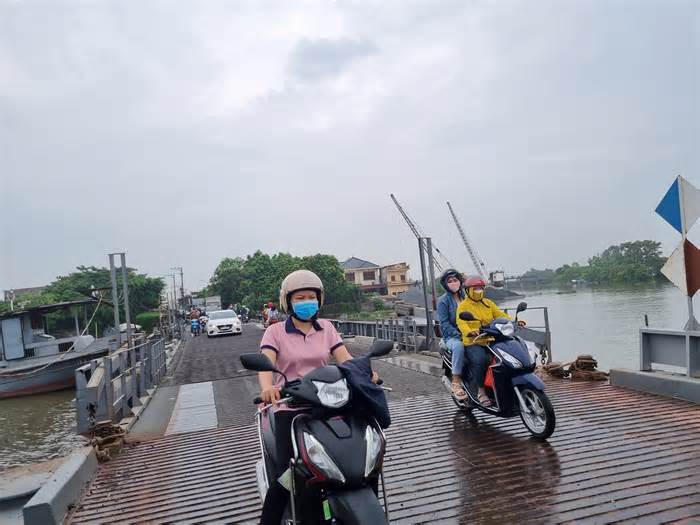 Tạm dừng lưu thông cầu phao Ninh Cường (Nam Định) sau sự cố va chạm với tàu
