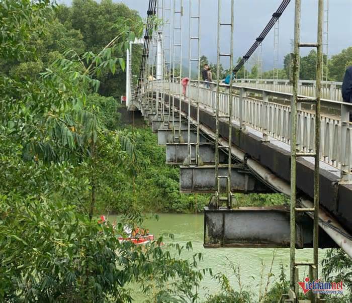 Xe tải chở rác lao khỏi cầu treo, hai người mất tích