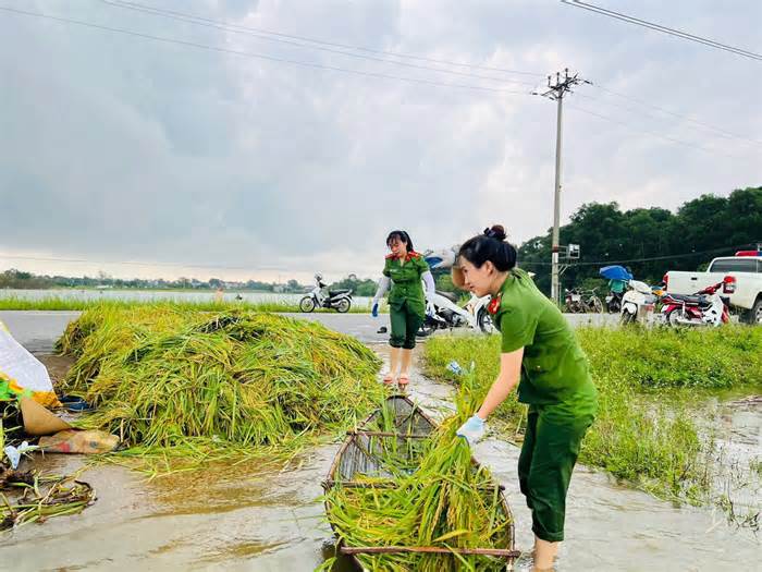 Chiến sĩ Công an Thủ đô dầm mình trong mưa lũ cứu người, tài sản