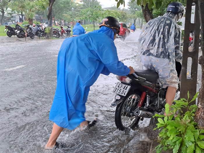 Học sinh Đà Nẵng đã được đi học lại sau mưa lũ