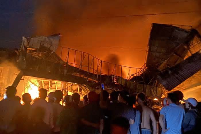 Nhà sách lớn tại thị xã Phước Long bốc cháy dữ dội trong đêm