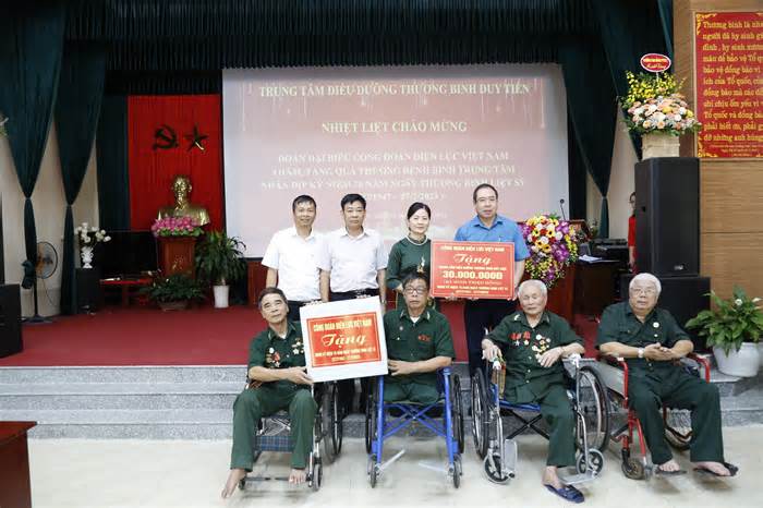 Công đoàn Điện lực Việt Nam tặng quà 2 trung tâm điều dưỡng thương binh