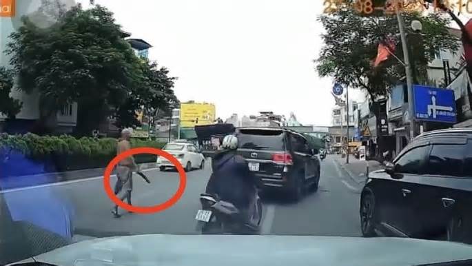 Người đàn ông phi dao vỡ kính ô tô ở Hà Nội khai gì?