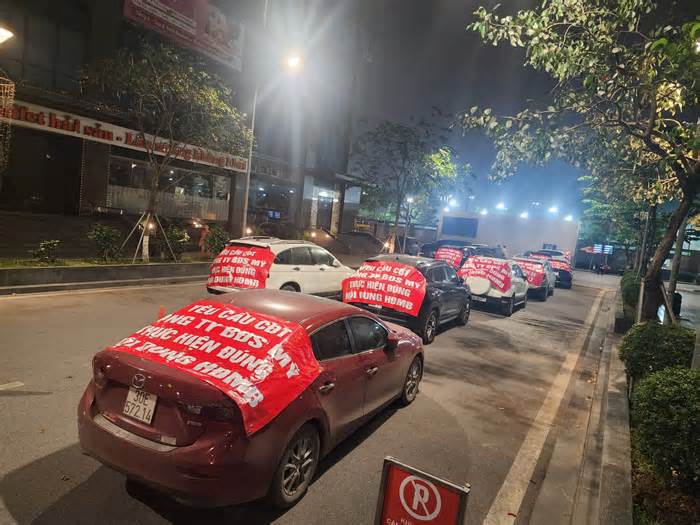 Hàng trăm người treo băng rôn phản đối tăng phí gửi ô tô tại chung cư 47 Nguyễn Tuân