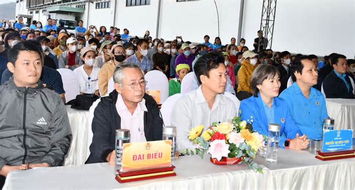 Liên đoàn Lao động tỉnh Bình Định trao quà Tết cho 200 đoàn viên, người lao động