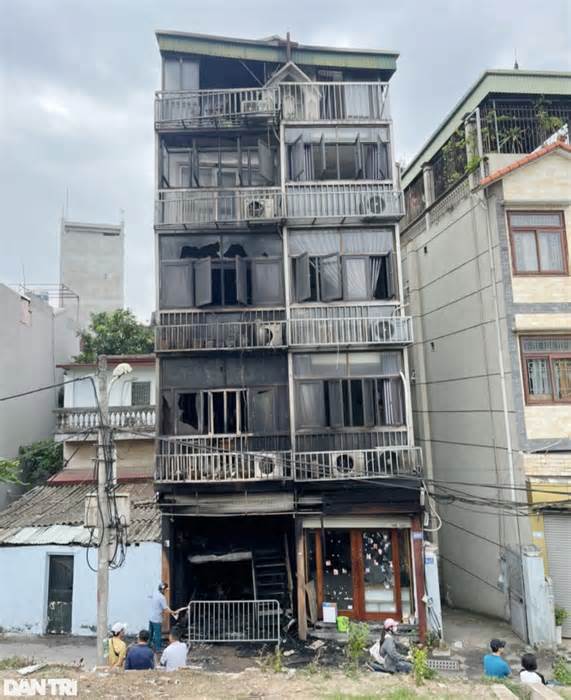 Người hùng bật tường cứu 6 người trong ngôi nhà cháy ở Hà Nội