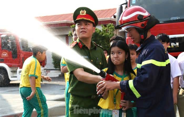 ‘Lính cứu hỏa’ nhí đu dây, trèo nhà cao tầng chữa cháy, cứu nạn