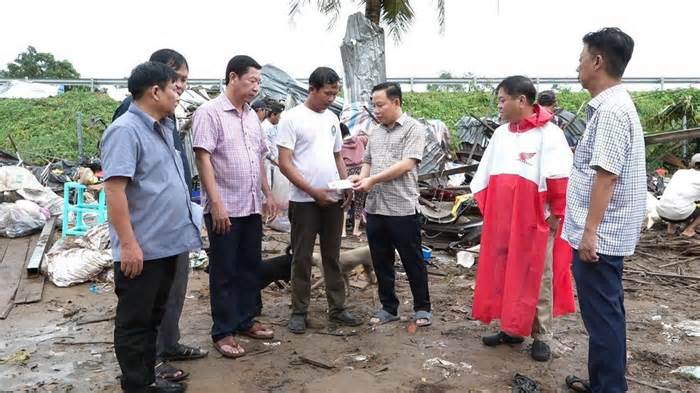 Hỗ trợ nhanh cho 15 hộ dân bị lốc xoáy làm sập và tốc mái nhà ở Kiên Giang