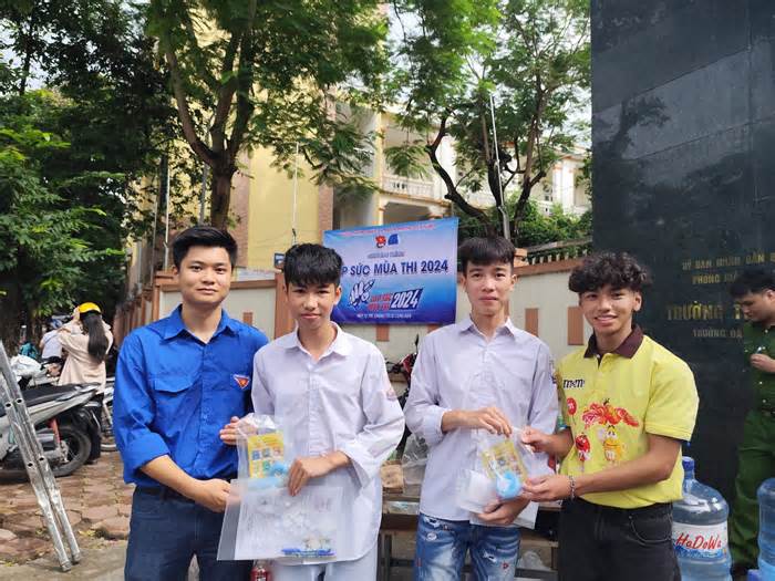 Độc đáo món quà tình nguyện viên Hà Nội 'trao vận may' cho các sĩ tử