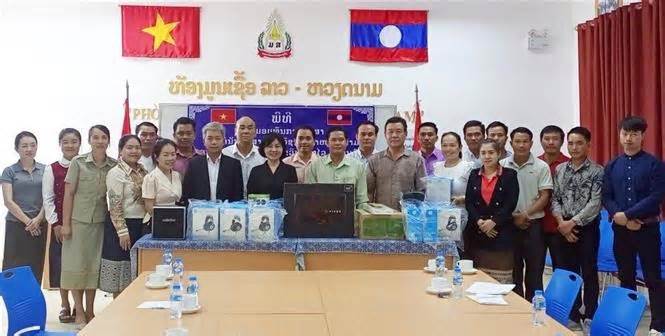 Tổng Lãnh sự quán Việt Nam tặng quà cho Trường Đại học Souphanouvong