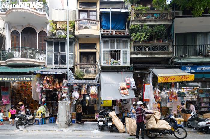 'Hàng hiệu' treo đầy rẫy, phố vàng mã ở Hà Nội vẫn ảm đạm