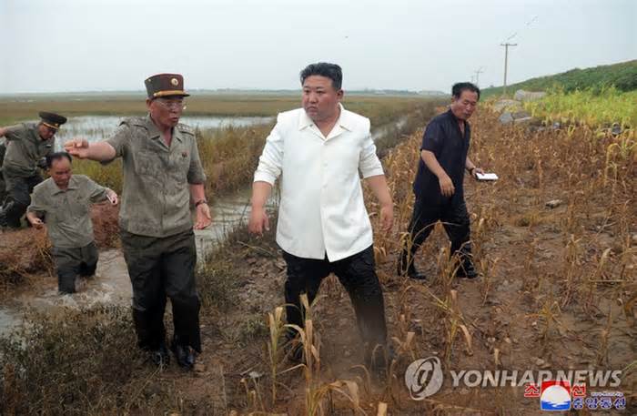 Người dân Triều Tiên xúc động thấy quần lãnh đạo Kim Jong Un lấm lem bùn đất