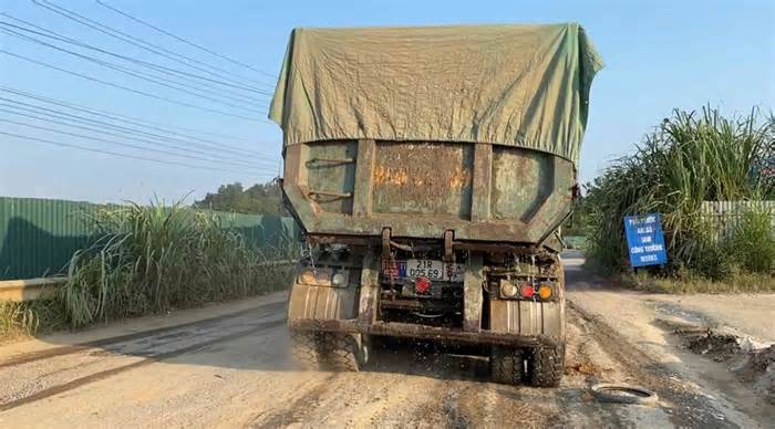 Nguy cơ mất an toàn giao thông khi xe trọng tải lớn 'quần thảo' ngày đêm