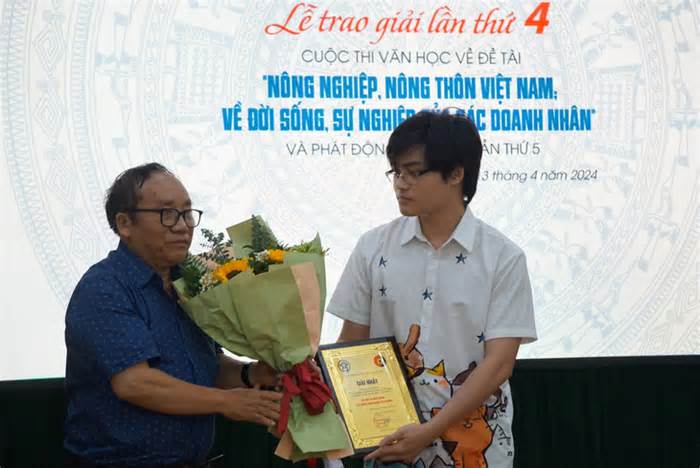 Nhà văn Lê Hoài Lương nhận giải từ Quỹ nhà văn Lê Lựu