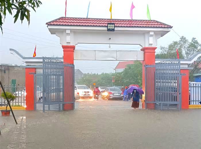 Hơn 18.000 học sinh Hà Tĩnh nghỉ học vì mưa lớn kéo dài